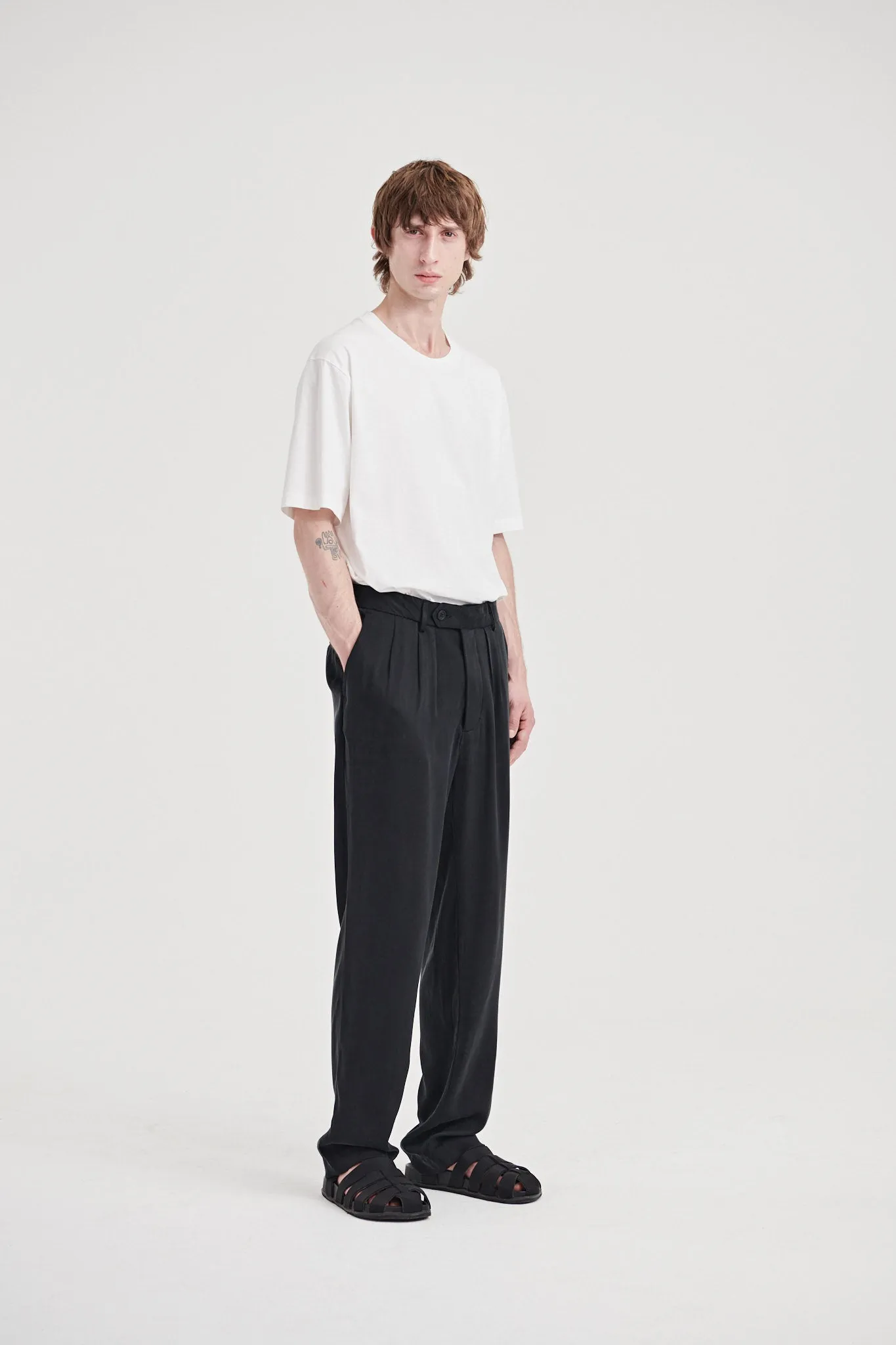 08 / Pleated Vegan silk trousers black