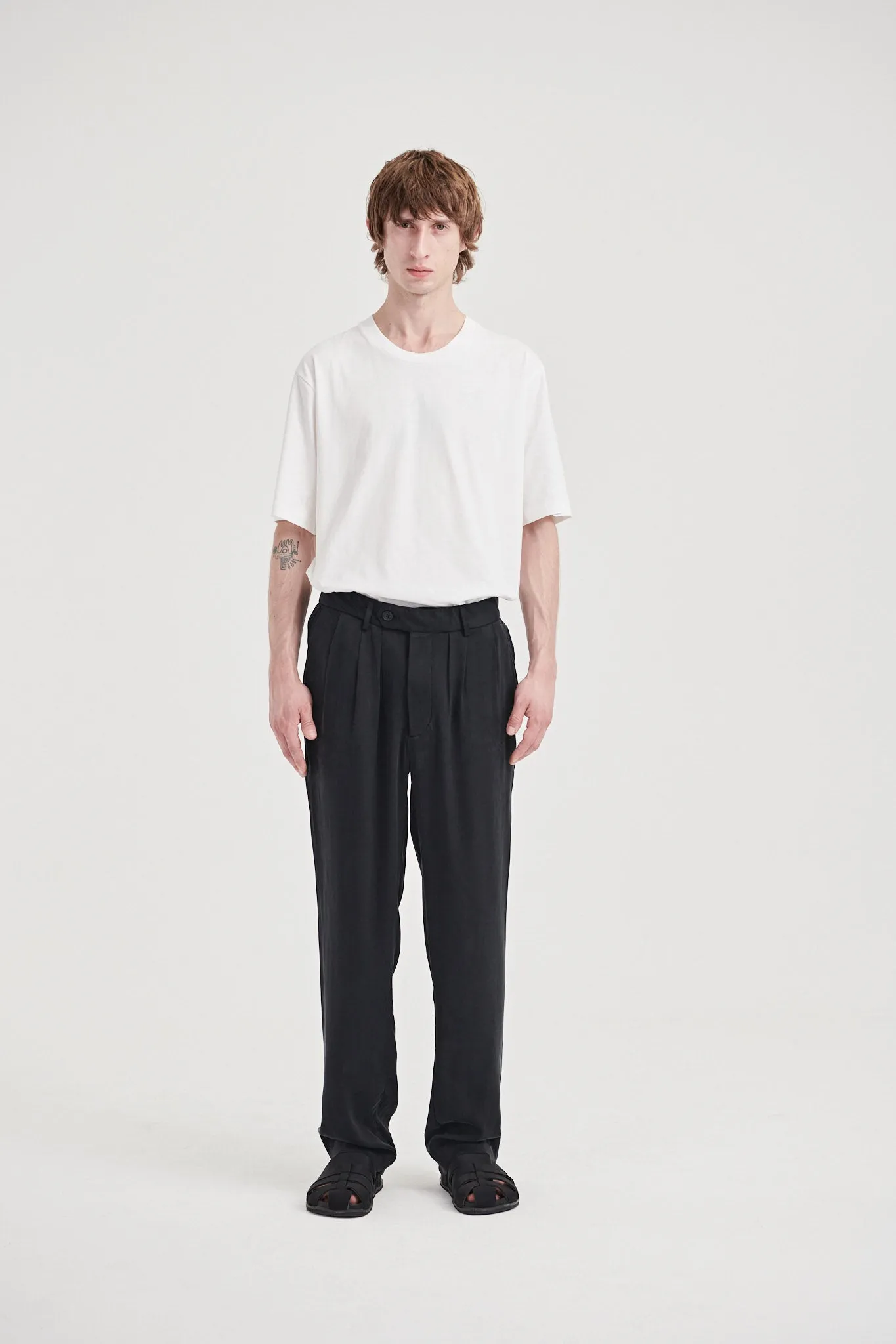 08 / Pleated Vegan silk trousers black